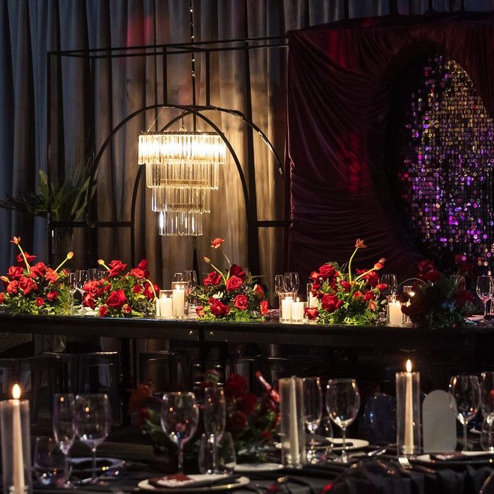Mesa principal con araña de cristal en Bayres Eventos