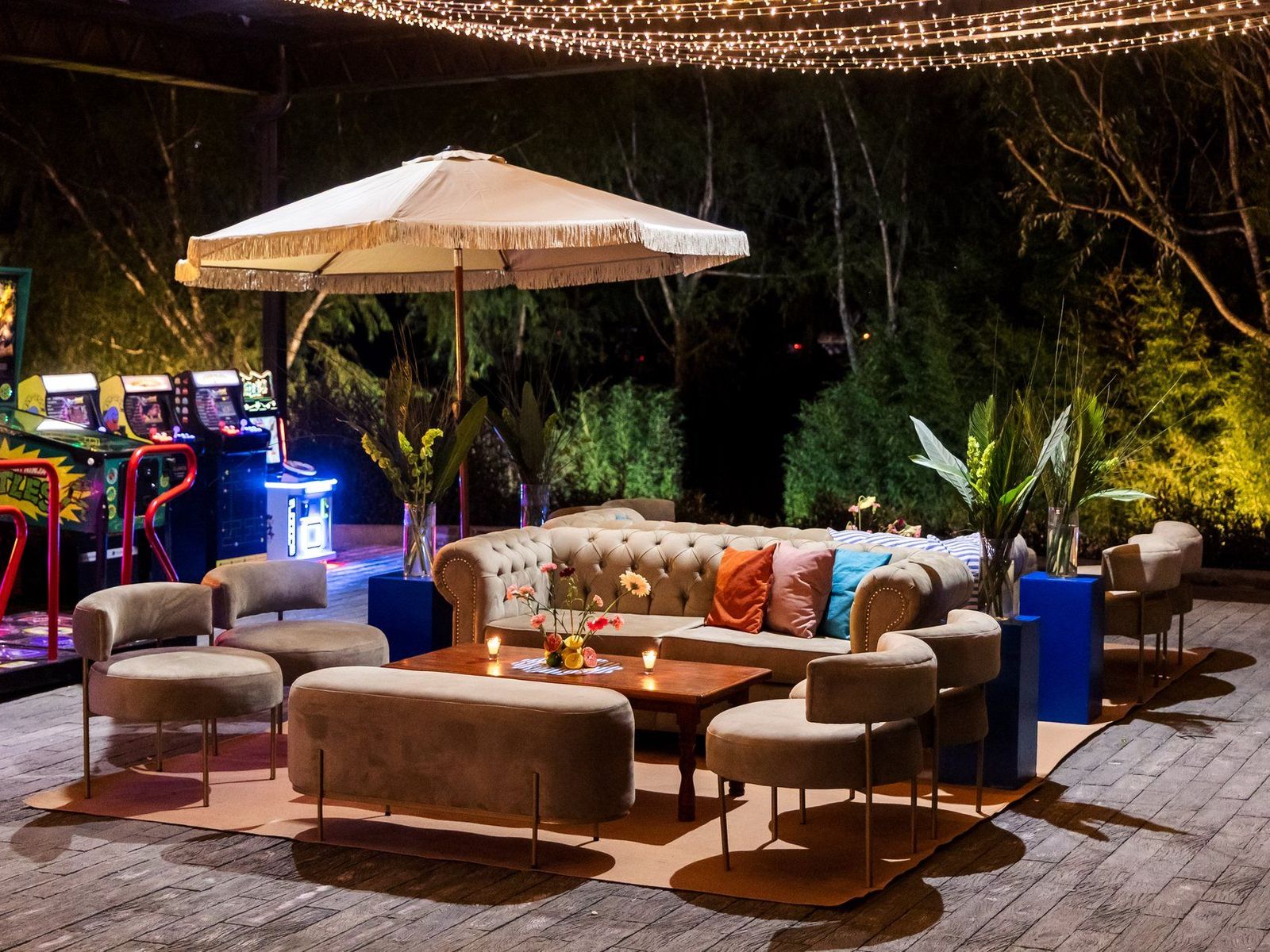 Parque y lounge de bienvenida de Bayres Eventos iluminado de noche