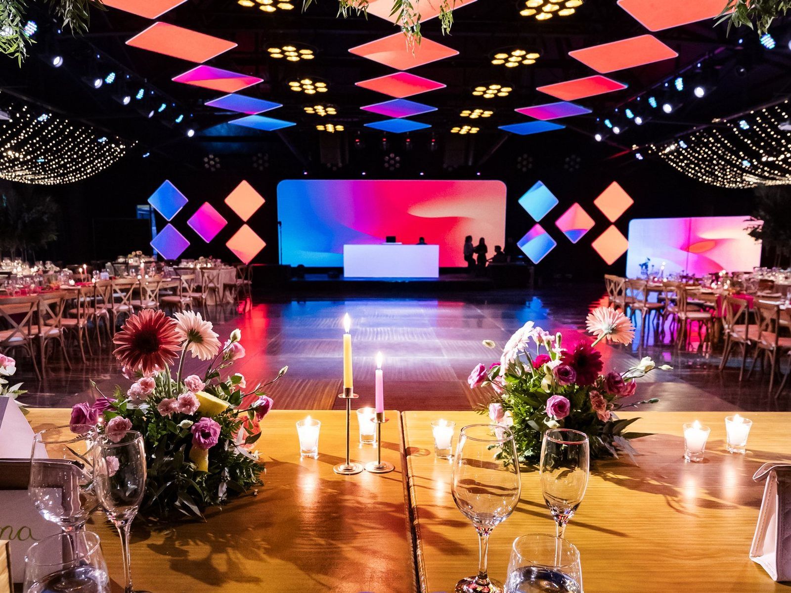 Salón principal de Bayres Eventos montado para la cena de 300 invitados